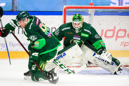 Färjestads Brandon Davidson täcker skott och målvakt