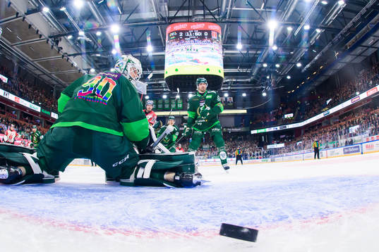 Färjestads målvakt Matthew Tomkins ser på när en puck