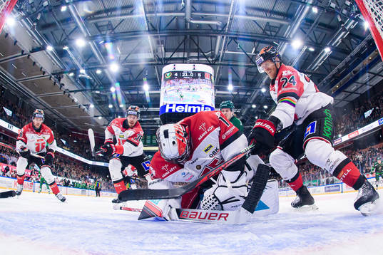 Örebros målvakt Jhonas Enroth och Jani Lajunen