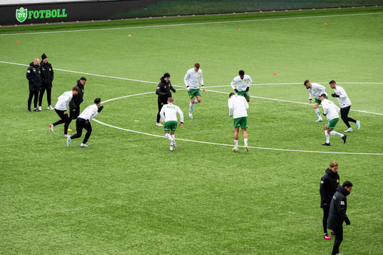 Hammarbys spelare värmer upp