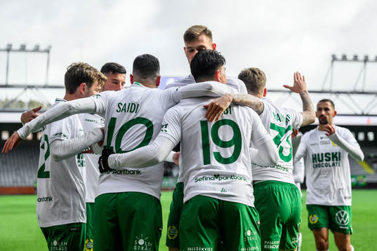 Hammarbys Jusef Erabi jublar med lagkamrater