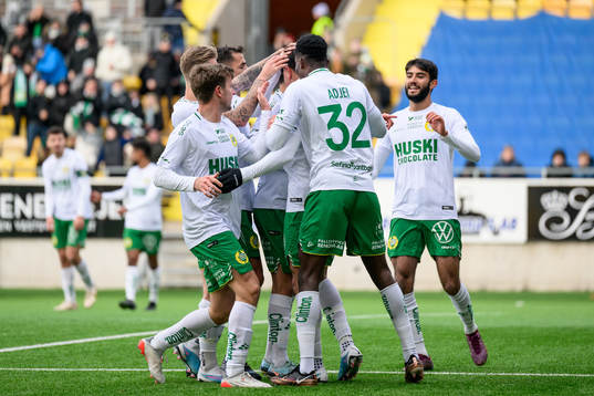 Hammarbys Jusef Erabi jublar med lagkamrater