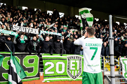 Hammarbys Viktor Djukanovic jublar med supportrarna
