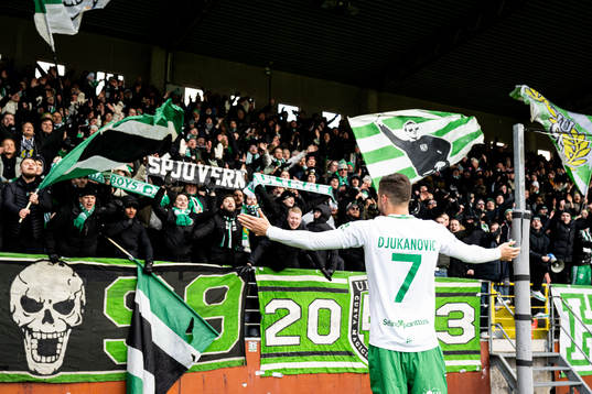 Hammarbys Viktor Djukanovic jublar med supportrarna