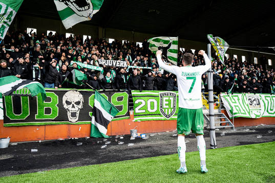 Hammarbys Viktor Djukanovic jublar med supportrarna