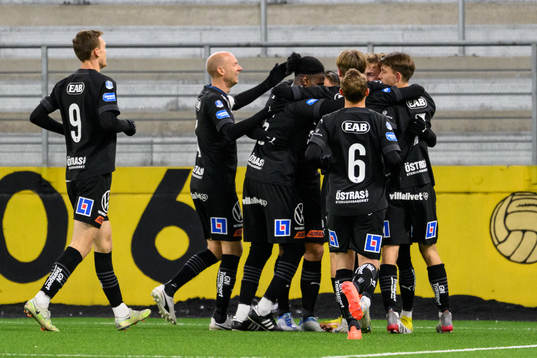 Halmstads Alexander Johansson jublar med lagkamrater