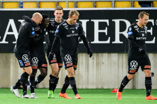 Halmstads Naeem Mohammed jublar med lagkamrater