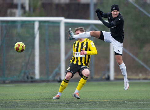 IFK Hässleholms Axel Henriksson rensar undan i