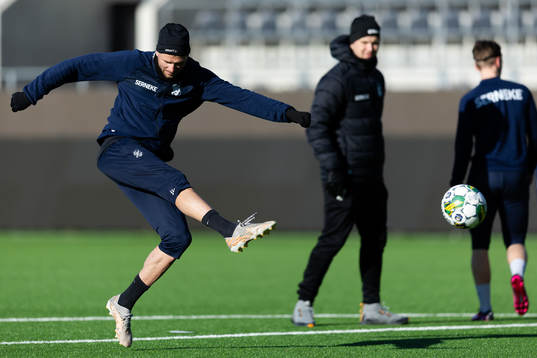 IFK Göteborgs Marcus Berg med ett avslut