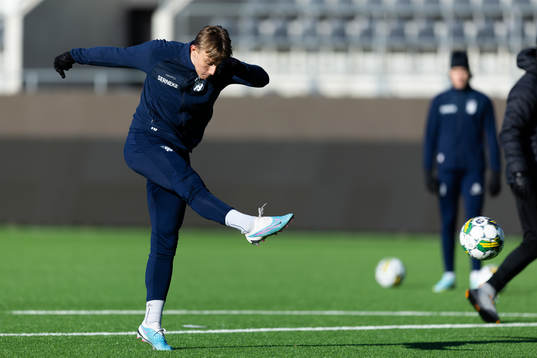 IFK Göteborgs Linus Carlstrand med ett avslut