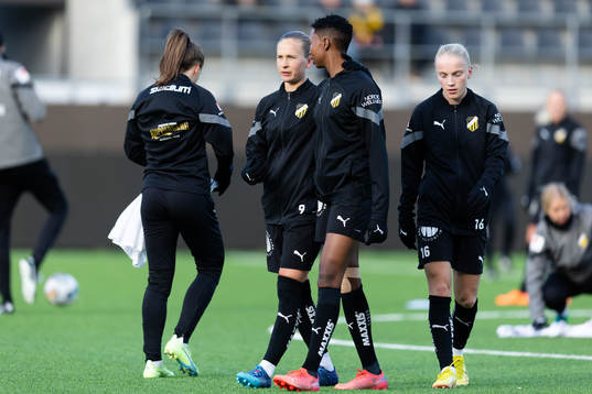 Häckens Filippa Curmark och Aisha Masaka innan