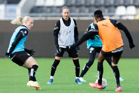 Häckens Filippa Curmark innan fotbollsmatchen i Svenska