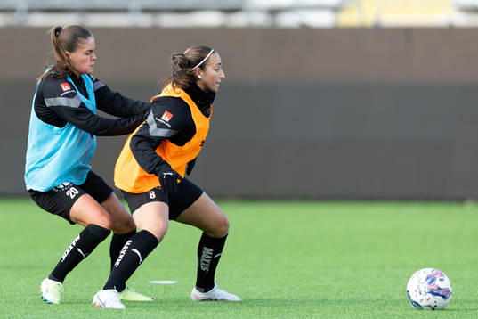 Häckens Hanna Wijk och Rosa Kafaji innan fotbollsmatchen i