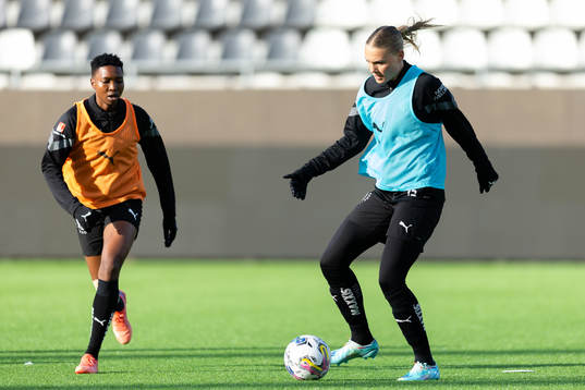 Häckens Aisha Masaka och Stine Larsen innan