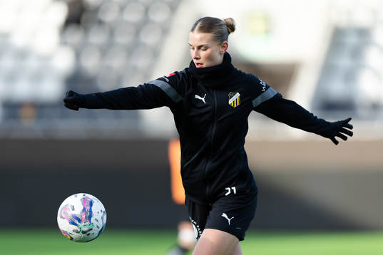 Häckens Dilja Zomers innan fotbollsmatchen i Svenska Cupen