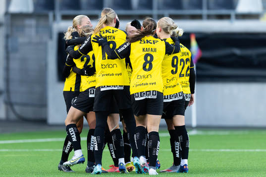 Häckens Josefine Rybrink jublar med lagkamrater