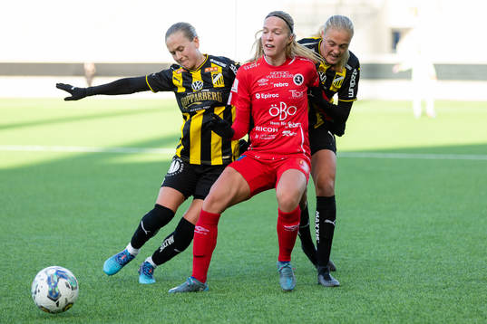Häckens Filippa Curmark och Elma Junttila Nelhage mot