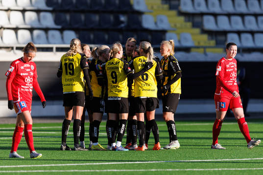 Häckens Rosa Kafaji jublar med lagkamrater