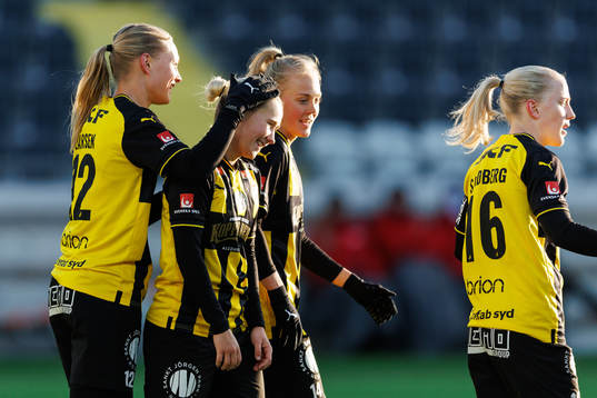 Häckens Stine Larsen jublar med lagkamrater