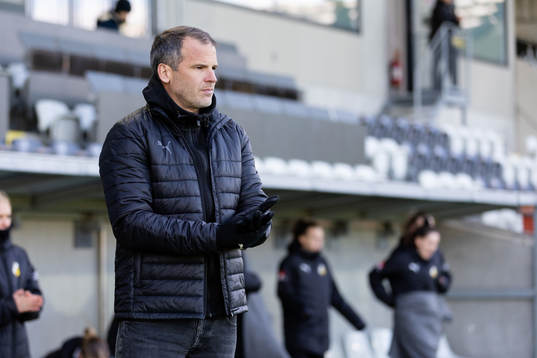 Häckens tränare Robert Vilahamn innan fotbollsmatchen i
