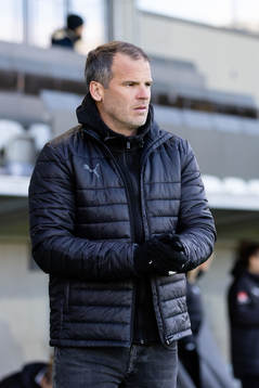 Häckens tränare Robert Vilahamn innan fotbollsmatchen i