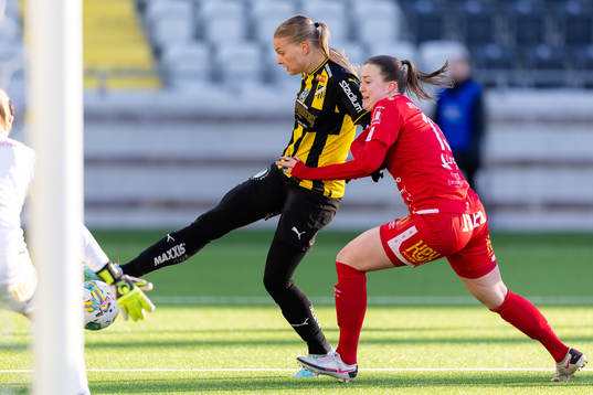 Häckens Stine Larsen och Örebros Maja Regnås Valcic
