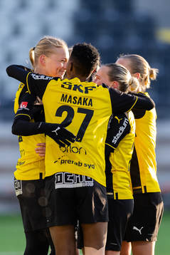 Häckens Stine Larsen jublar med lagkamrater