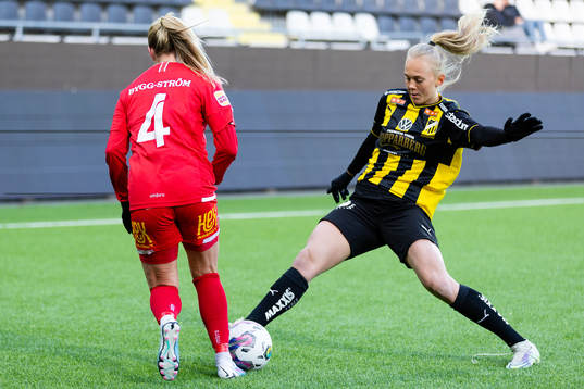 Örebros Regan Steigleder och Häckens Molly Johansson
