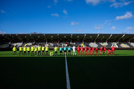 Spelarna på line up innan fotbollsmatchen i Svenska Cupen