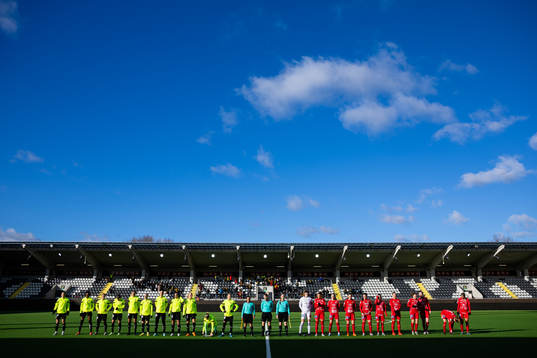 Spelarna på line up innan fotbollsmatchen i Svenska Cupen