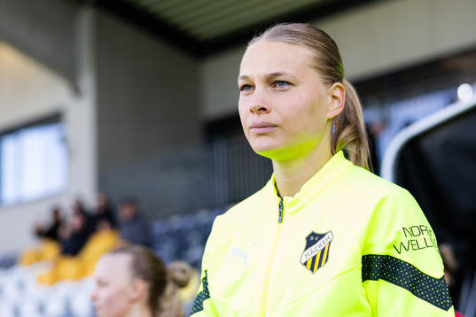 Häckens Stine Larsen innan fotbollsmatchen i Svenska Cupen