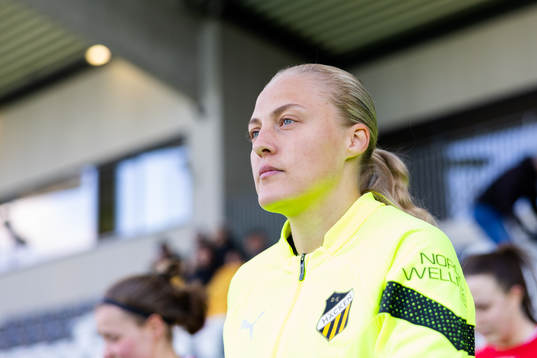 Häckens Elma Junttila Nelhage innan fotbollsmatchen i