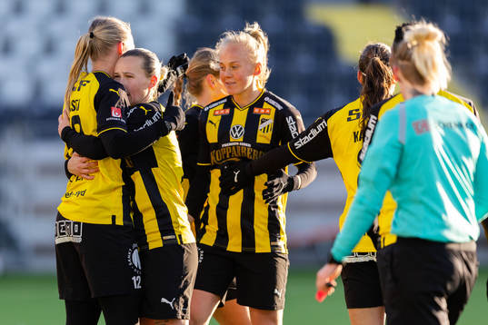 Häckens Stine Larsen jublar med lagkamrater