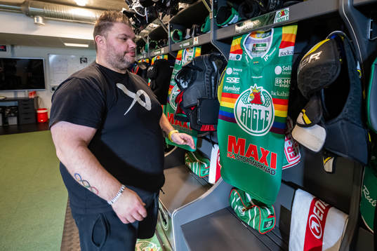 Rögles materialförvaltare Frederik Andersen hänger upp