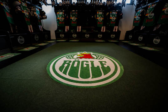 Rögles klubbmärke med Pride matchtröjorna