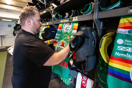 Rögles materialförvaltare Frederik Andersen hänger upp