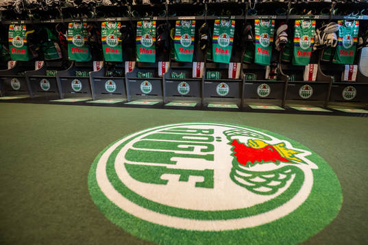 Rögles klubbmärke med Pride matchtröjorna