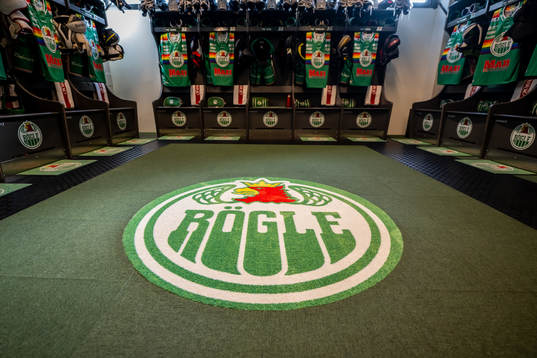 Rögles klubbmärke med Pride matchtröjorna