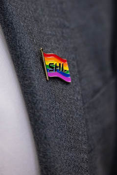 En SHL pin med pride färgerna