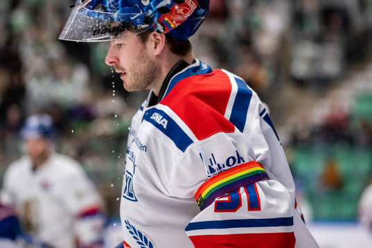 En pride bindel på Oskarshamns målvakt Tim Juel