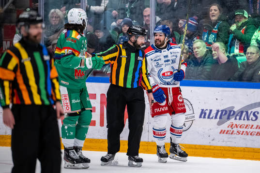 Rögles Dennis Everberg  och Oskarshamns Jiri Smejkal