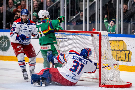 Oskarshamns Robin Norell, målvakt Tim Juel deppar
