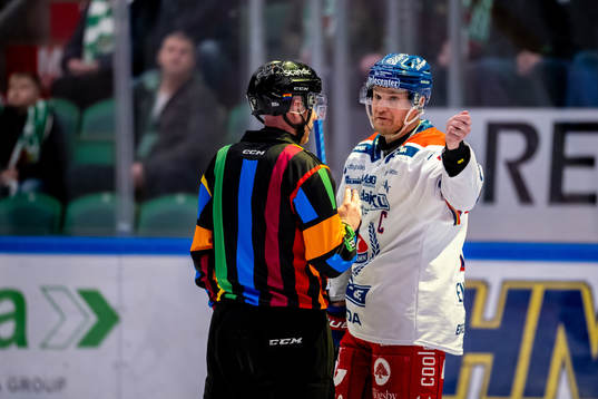 Oskarshamns Jonas Engström reagerar på ett domslut
