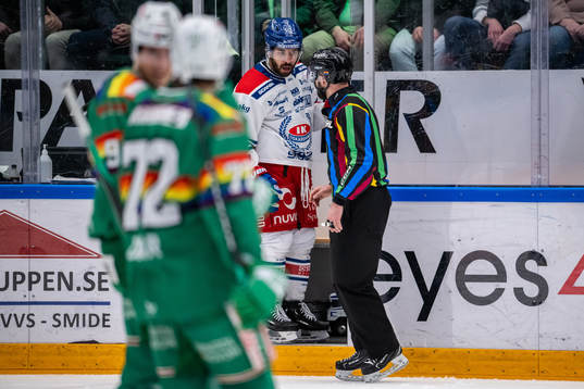 Oskarshamns Jiri Smejkal reagerar på ett domslut