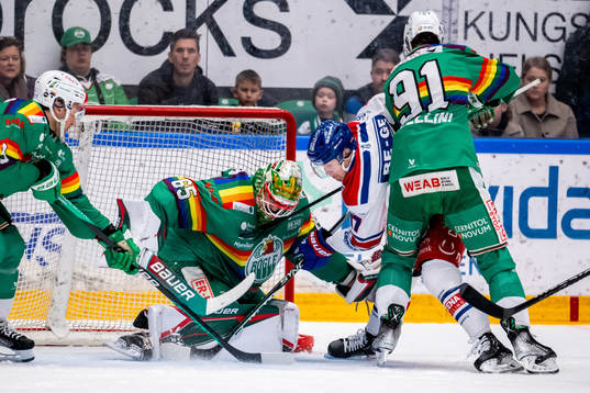 Oskarshamns Jonas Engström  framför Rögles målvakt
