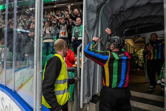 Linjedomare Anders Jansson blir av tackad av publiken