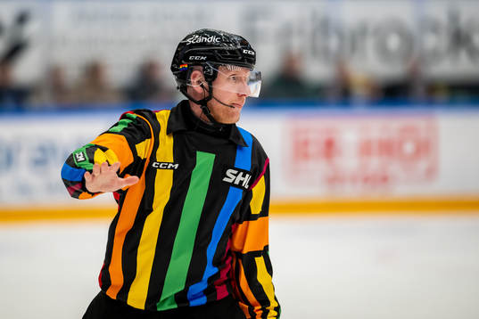 Domare Mikael Holmunder ishockeymatchen i SHL mellan Rögle