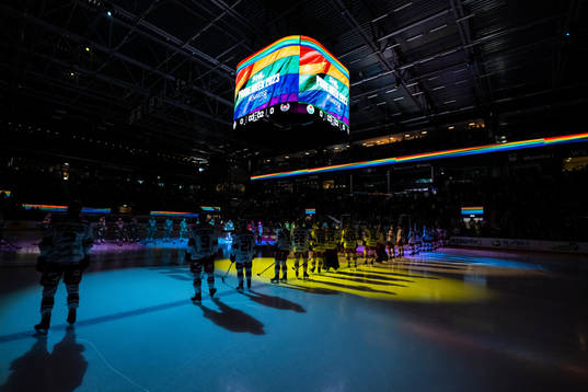 Prideflagga på jumbotronen