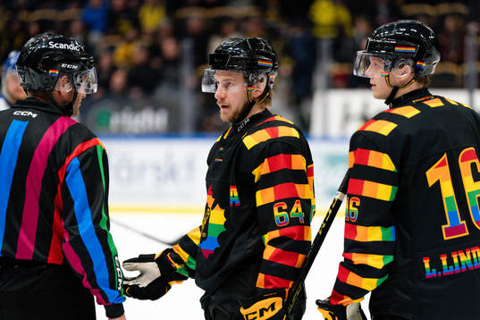 Skellefteås Jonathan Pudas pratar med linjedomare Jan