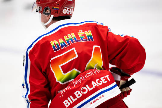 Timrås Jonathan Dahlén med pridefärger på tröjan